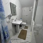 Lakefront House בית הארחה Široka