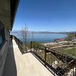 Lakefront House בית הארחה 4*