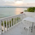 Lakefront House בית הארחה
