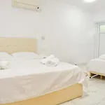 בית הארחה Lakefront House 4*