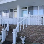 Lakefront House בית הארחה