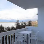 Lakefront House בית הארחה Široka