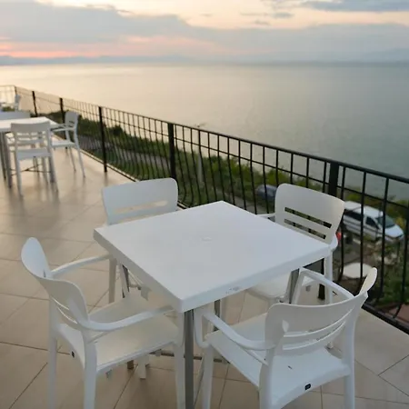 Konukevi Lakefront House Široka