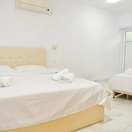 Konukevi Lakefront House 4*