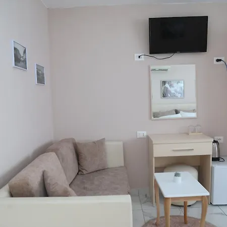 Lakefront House Casa de hóspedes Shirokë