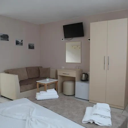 Lakefront House Konukevi