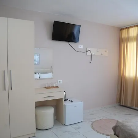 Lakefront House 4*