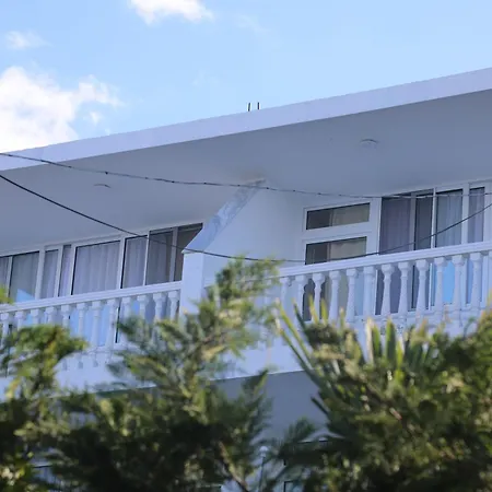 Lakefront House Konukevi 4*