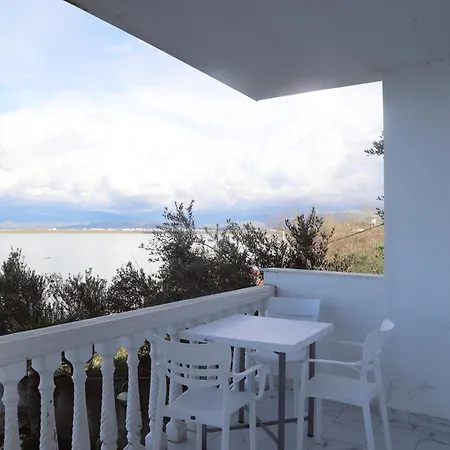 Lakefront House بيت ضيافة Široka