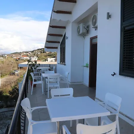 Lakefront House 4*