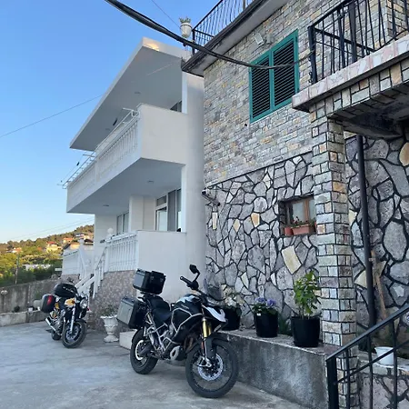 بيت ضيافة Lakefront House
