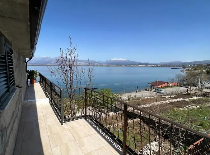 Lakefront House Casa de hóspedes 4*