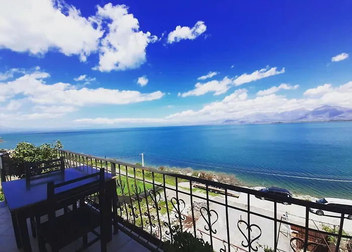 Lakefront House 4*