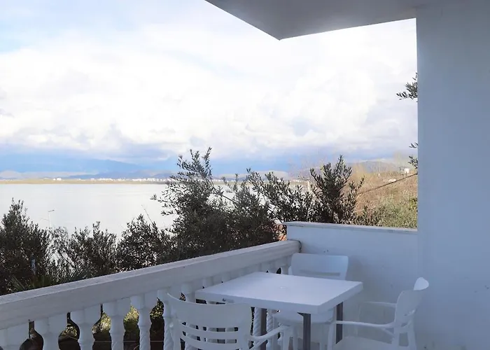 Lakefront House Casa de hóspedes Shirokë