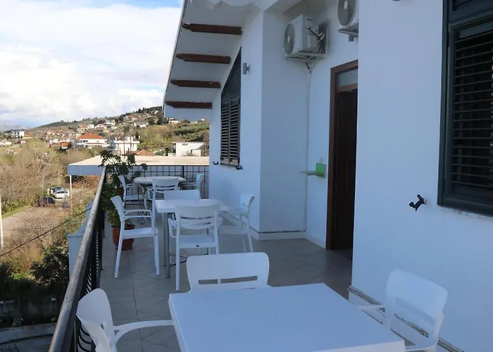 Lakefront House 4*
