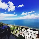 Lakefront House 4*