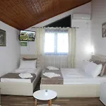 Penzion Lakefront House