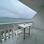 Πανσιόν Lakefront House
