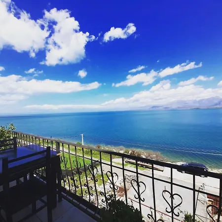 Lakefront House 4*