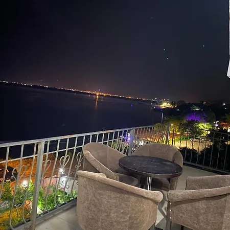 Lakefront House *