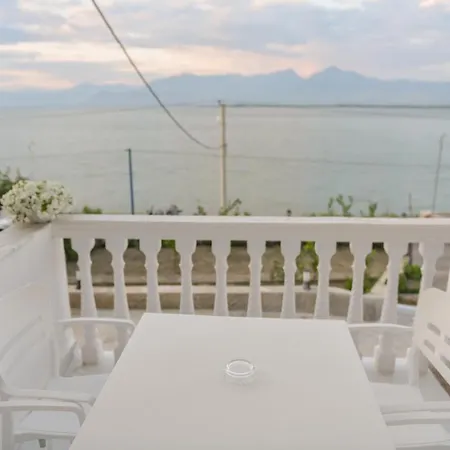 Pensionat Lakefront House Široka