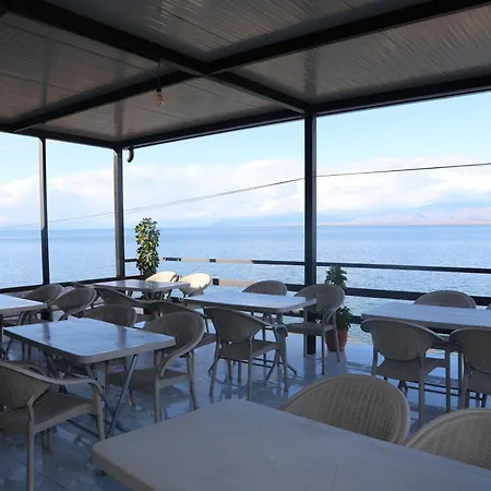 Penzion Lakefront House