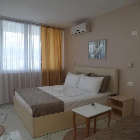 Lakefront House Penzion 4*