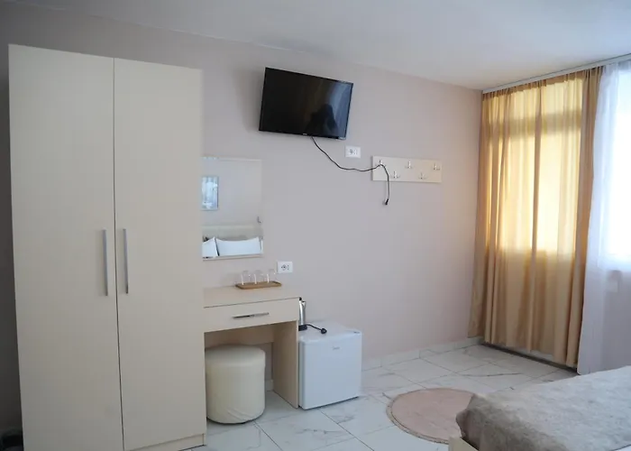 Lakefront House 4*