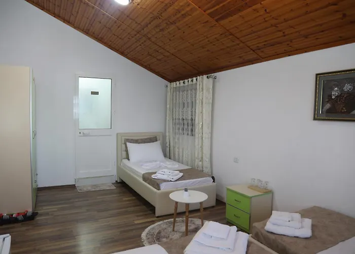 Lakefront House 4*